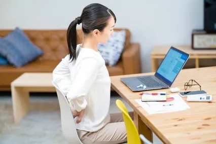 長時間座っていると（特に深く寄りかかる・お尻を前に滑らせて座...