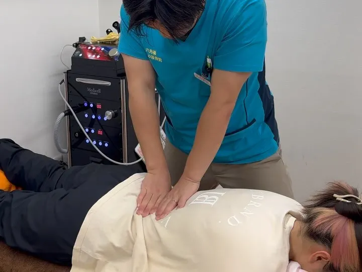 「なんか股関節が動かしにくい…😣」